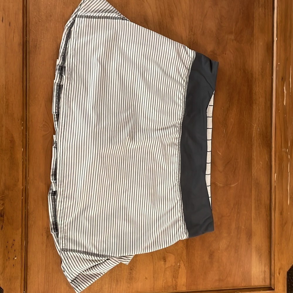 LULULEMON Ruffled Back Skort Size 10 - Picture 2 of 10